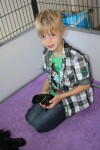Finn knuffelt met een pup 25-06-2013